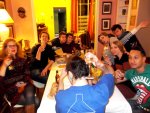 Mercredi 27 novembre, après l'atelier, auberge espagnole dans le gîte de Matt pour souder l'équipe - JPEG - 294.2 ko - 640×480 px